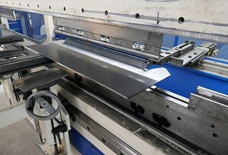 Abkanten mit 320t (Tonnen) auf 4 m Länge